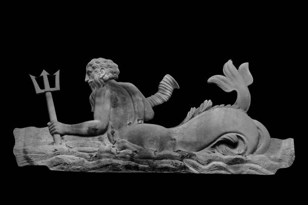 海と海の強大な神 ネプチューン(ポセイドン) 黒い背景に古代の像。白黒画像。 - roman god trident neptune sea ストックフォトと画像