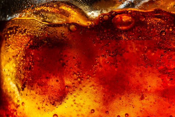 macro cola bebida textura, macro cola fundo, fundo de cola com gelo e bolhas. fundo da vista lateral do refrigerante refrescante sabor cola com carbonato com tom vintage, tailândia, turquia - oriente médio, cola, soda, bubbl - patinagem no gelo - fotografias e filmes do acervo