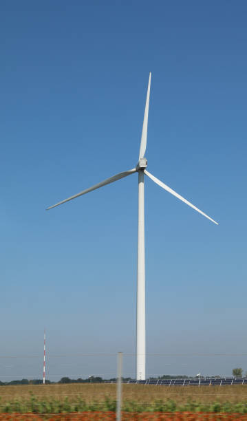 turbina eolica che utilizza l'energia eolica per generare elettricità pulita e non inquinante - nonpolluting foto e immagini stock