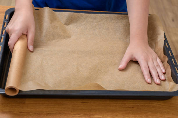 istock Line a baking tray with a roll of baking paper 1698374208