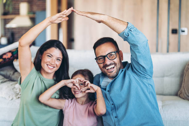 Família feliz e amorosa em casa - foto de acervo