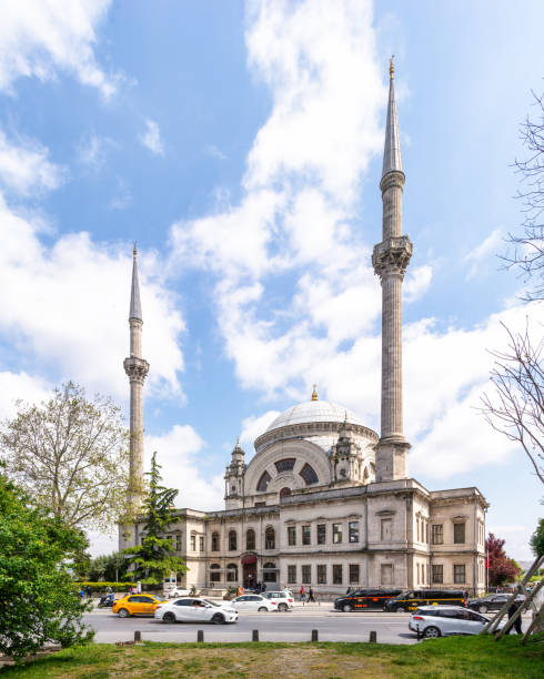 view from meclis-i mebusan street overlooking baroque dolmabahce mosque, kabatas, beyoglu district, istanbul, turkey - 1855 imagens e fotografias de stock