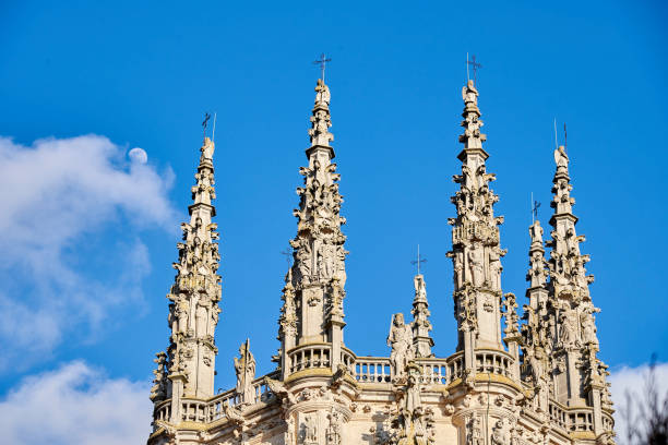 istock Catedral de Burgos 1698563235