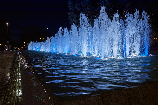 Fuente de la ciudad de Burgos, en plena noche, mientras representa su espectáculo.