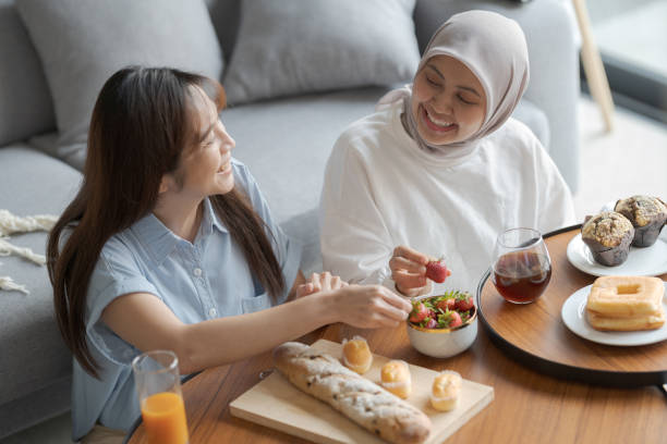 istock Friends and Food 1698625639