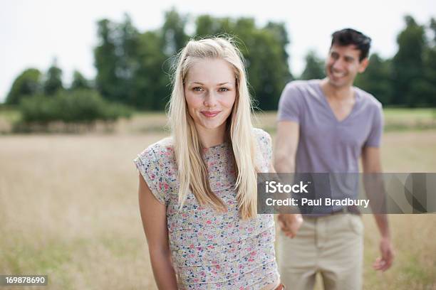 젊은 남자의 인물 사진 커플입니다 이렇게 손을 잡은 상태에서 시골길 필드 걷기에 대한 스톡 사진 및 기타 이미지 - 걷기, 들, 남편