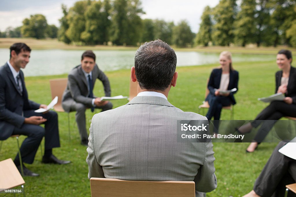 Gens d'affaires ayant une réunion à l'extérieur - Photo de Prise de vue en extérieur libre de droits