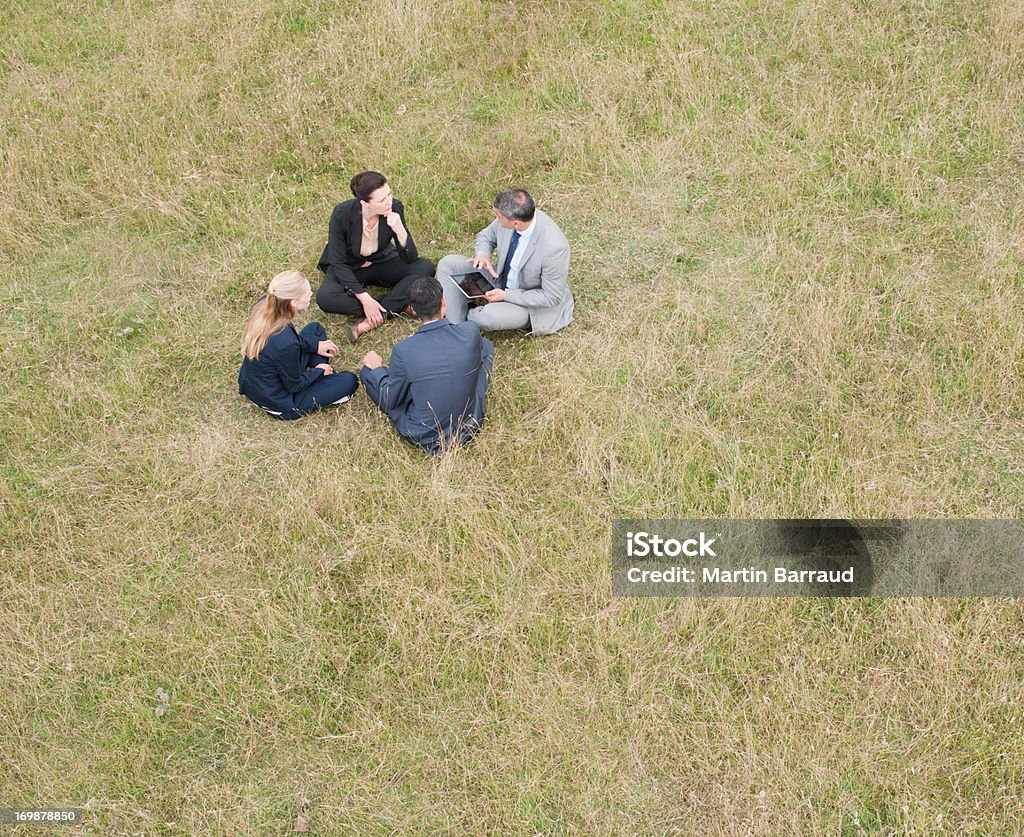 Geschäftsleute Sitzen im Gras zusammen im Freien - Lizenzfrei Natur Stock-Foto