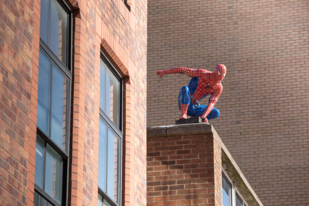 figura di spider-man a grandezza naturale a sheffield. - spiderman foto e immagini stock