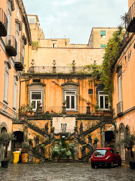 ładny i przytulny wewnętrzny dziedziniec starej rezydencji na starym mieście w neapolu - villa italian culture facade ornamental garden zdjęcia i obrazy z banku zdjęć