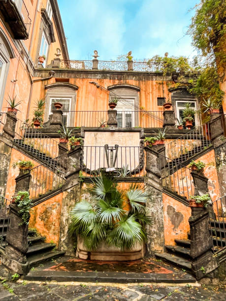 ładny i przytulny wewnętrzny dziedziniec starej rezydencji na starym mieście w neapolu - villa italian culture facade ornamental garden zdjęcia i obrazy z banku zdjęć