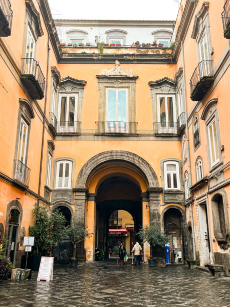 ładny i przytulny wewnętrzny dziedziniec starej rezydencji na starym mieście w neapolu - villa italian culture facade ornamental garden zdjęcia i obrazy z banku zdjęć