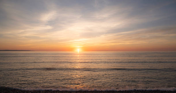 puesta de sol sobre el agua - horizon over water england uk summer fotografías e imágenes de stock