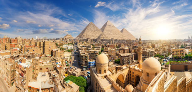 vista aérea do cairo, as pirâmides, mesquita de ibn tulun e outros pontos turísticos da capital do egito - courtyard arch arabic style cairo - fotografias e filmes do acervo