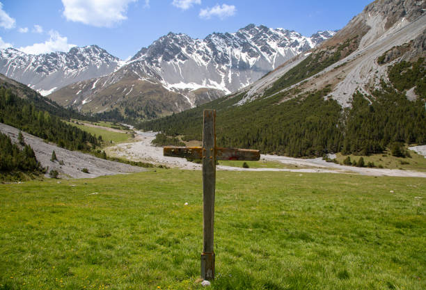 поход в швейцарские альпы, недалеко от скуоля - mountain switzerland scuol mountain peak стоковые фото и изображения