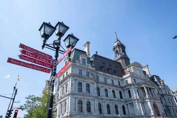 das rathaus von montreal ist ein gebäude im französischen empire-stil in der altstadt - rathaus von montréal stock-fotos und bilder