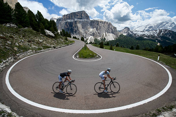 rock la route asphaltée les cyclistes - racing bicycle cycling professional sport bicycle photos et images de collection