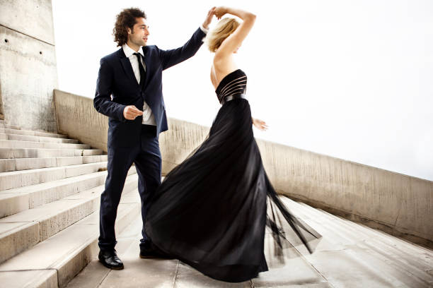 elegante pareja bailando juntos - vestido de noche fotografías e imágenes de stock