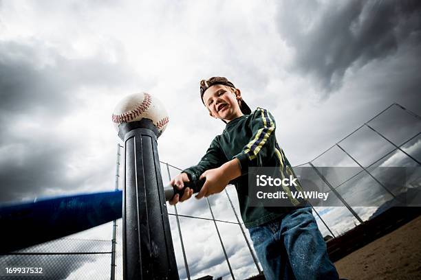 Columpiarse Foto de stock y más banco de imágenes de T-ball - T-ball, Niño, 4-5 años