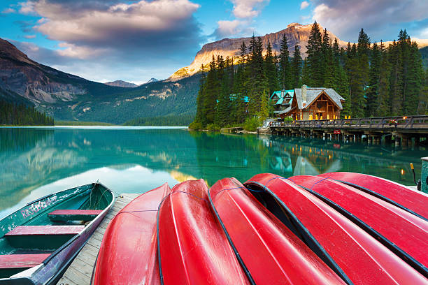 calma noite no lago esmeralda - british columbia canada lake emerald lake imagens e fotografias de stock