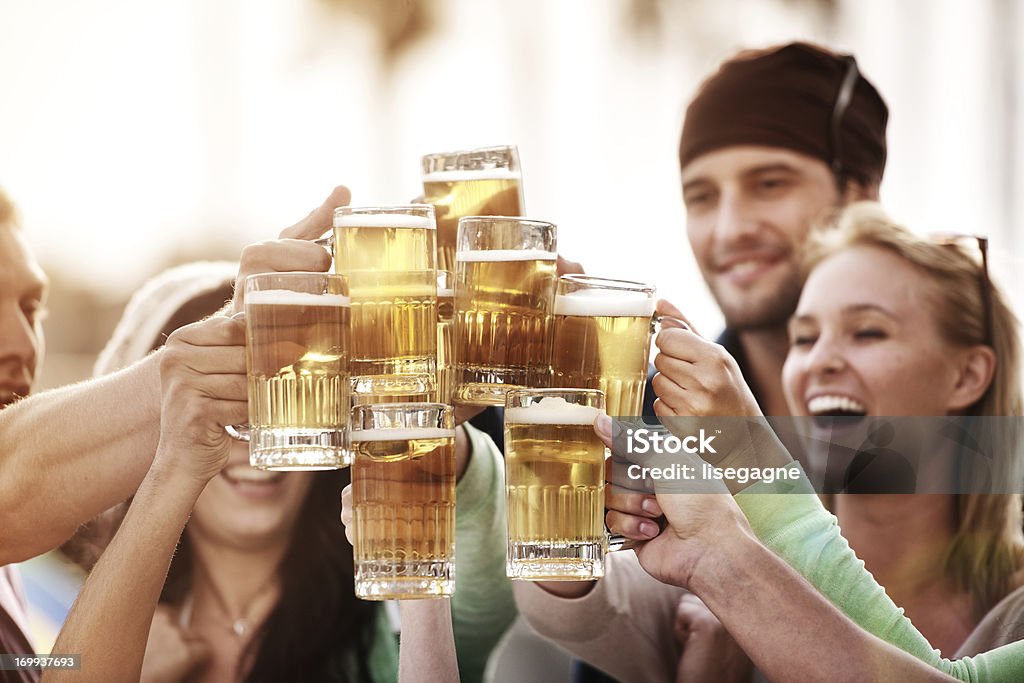 Giovani con una birra al bistro - Foto stock royalty-free di Adulto