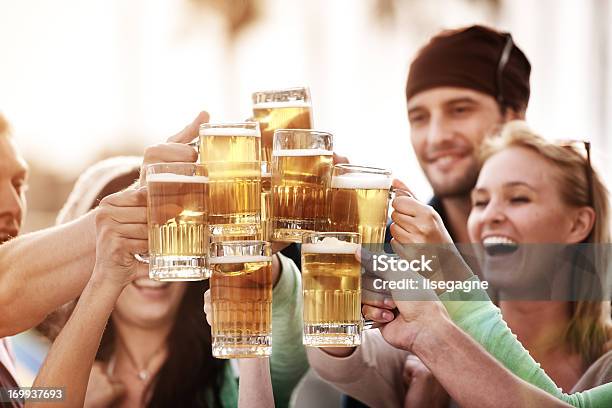 若い人々がビールのビストロ - 20代のストックフォトや画像を多数ご用意 - 20代, iStockalypse, お祝い