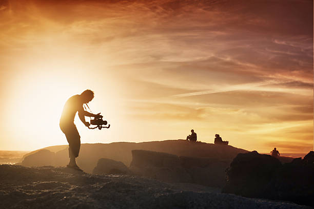 cameraman au coucher du soleil - videographer photos et images de collection