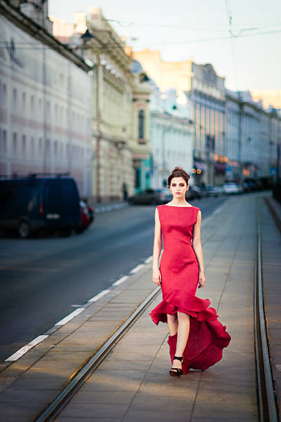 junge frau im roten kleid auf die stadt - women street dress city stock-fotos und bilder