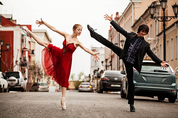 ballando per le strade - ballet dancer ballet dancer the splits foto e immagini stock