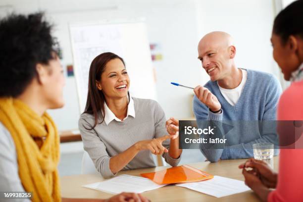 Freundliche Office Diskussionen Stockfoto und mehr Bilder von Erwachsene Person - Erwachsene Person, Menschengruppe, Papierkram