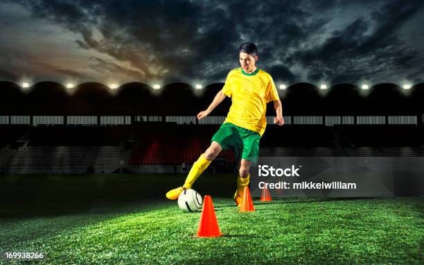 Soccer Player 교육이 플라스틱 안전구역 표시 콘 야간에만 축구에 대한 스톡 사진 및 기타 이미지 - 축구, 축구공, 드리블-스포츠