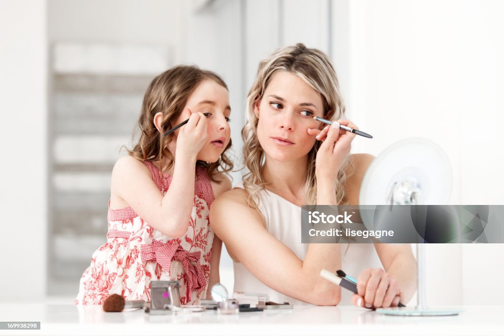 Madre e figlia - Foto stock royalty-free di Trucco per il viso