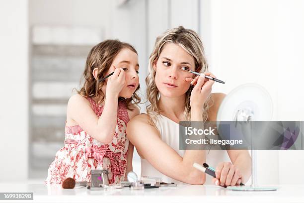 Madre E Figlia - Fotografie stock e altre immagini di Trucco per il viso - Trucco per il viso, Figlia femmina, Madre