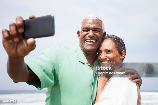 Photo libre de droit de Afroaméricain Senior Souriant Ensemble Sur La Plage banque d'images et plus d'images libres de droit de Selfie
