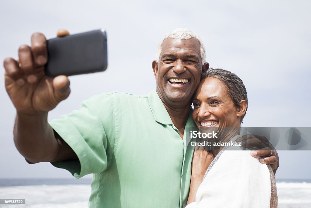 Afro-americana a sorrir juntos na praia Seniors - Royalty-free Selfie Foto de stock