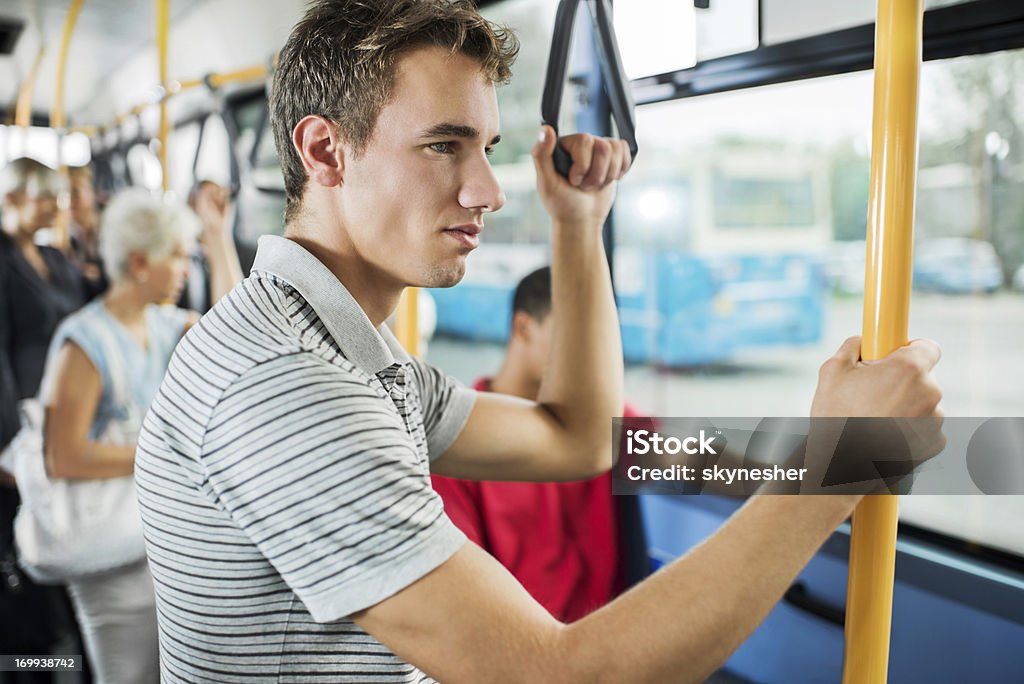 Jeune homme les transports en bus. - Photo de Adolescence libre de droits