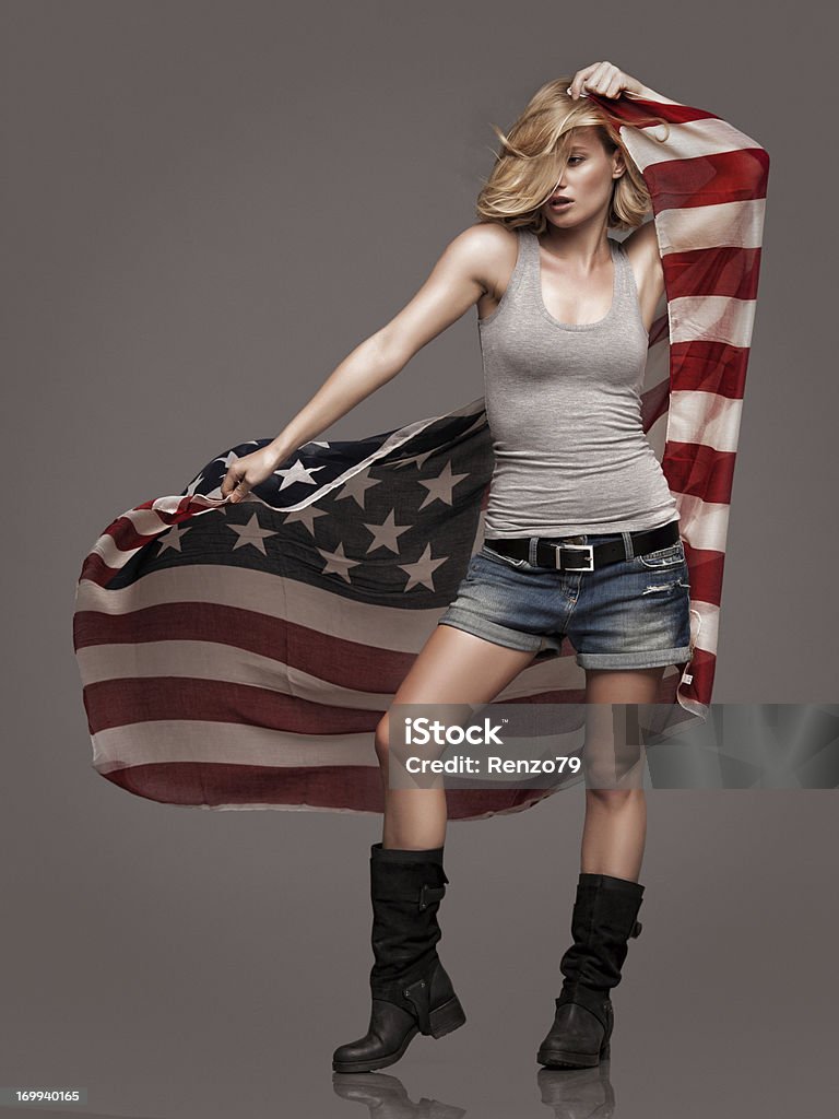 Donna tiene una bandiera americana - Foto stock royalty-free di Bandiera degli Stati Uniti