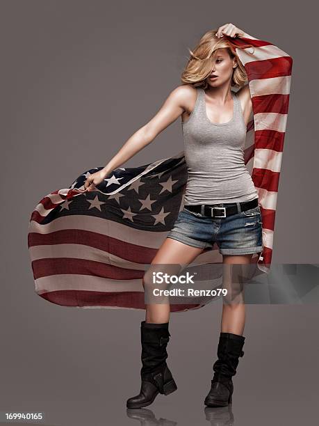 Donna Tiene Una Bandiera Americana - Fotografie stock e altre immagini di Bandiera degli Stati Uniti - Bandiera degli Stati Uniti, Donne, Fotografia da studio