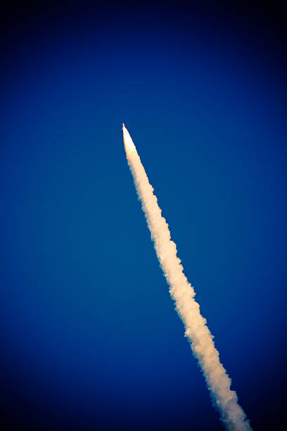 navette spatiale lancement - space shuttle endeavor photos et images de collection