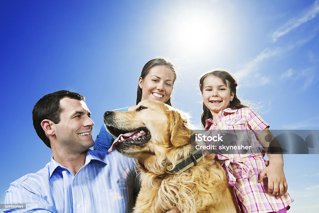 Famille heureuse, dans le parc avec son chien - Photo de Adulte libre de droits