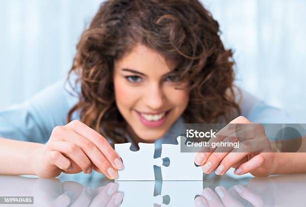 Schöne Geschäftsfrau Mit Puzzle Stockfoto und mehr Bilder von Menschen - Menschen, Puzzle, Anreiz