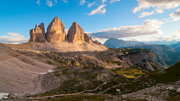 tre cime di lavaredo, a mais famosa dolomite picos - tirol season rock mountain peak - fotografias e filmes do acervo