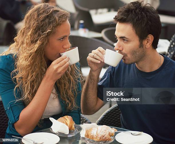 Photo libre de droit de Couple Amoureux Profiter Dun Petit Déjeuner Au Café banque d'images et plus d'images libres de droit de Oeil