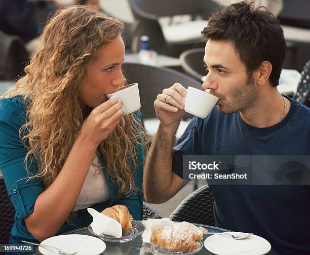 Foto de Casais Apaixonados Com Um Cafédamanhã No Cafe e mais fotos de stock de Casal - Casal, Olhar, Olho