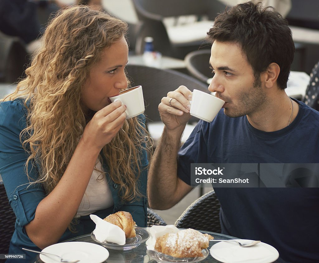 Loving Couple Having a завтрак в «Cafe». - Стоковые фото Глаз роялти-фри