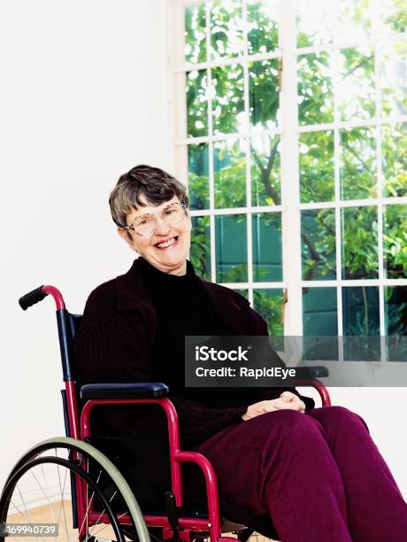 웃는 여자 노인 휠체어에 앉아 60-69세에 대한 스톡 사진 및 기타 이미지 - 60-69세, 70-79세, 건강관리와 의술