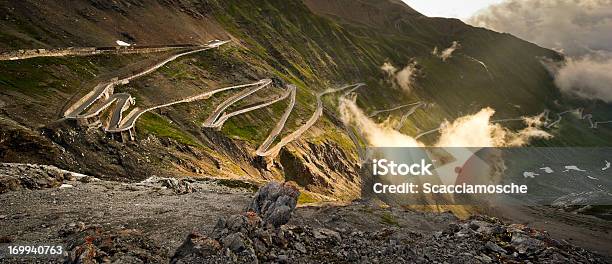 O Stelvio Road - Fotografias de stock e mais imagens de Longo - Longo, Passo dello Stelvio, Stelvio