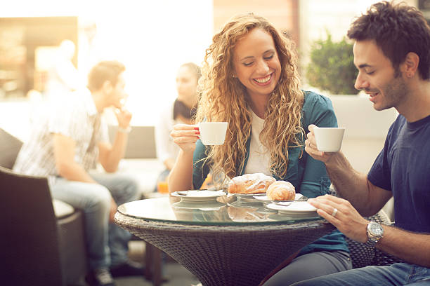 coppia che gusta una prima colazione italiana - coffee couple italy drinking foto e immagini stock