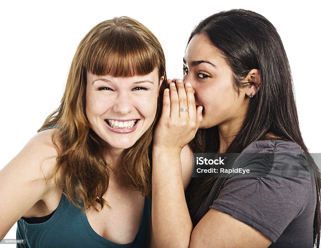 Jovem mulher falando amigo um segredo - Foto de stock de Sussurrar royalty-free