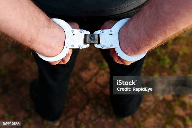 Photo libre de droit de Regardant Vers Le Bas Sur Un Homme Mains Handcuffed Derrière Le Dos banque d'images et plus d'images libres de droit de Adulte